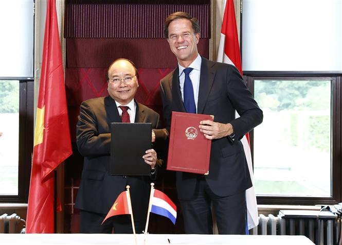 El primer ministro de Vietnam, Nguyễn Xuân Phúc, y su homólogo de Países Bajos, Mark Rutte, intercambian declaración conjunta. Fuente: VNA
