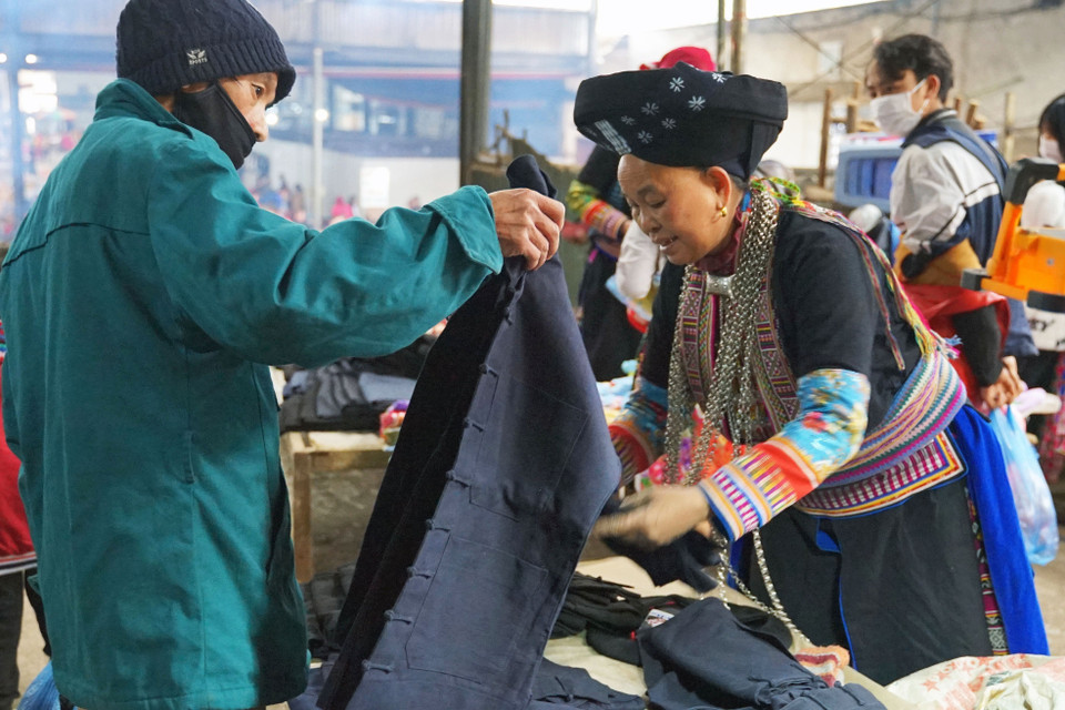 Los pobladores de la minoría étnica de Dao venden trajes en el Mercado de Meo Vac. (Foto: VNA)
