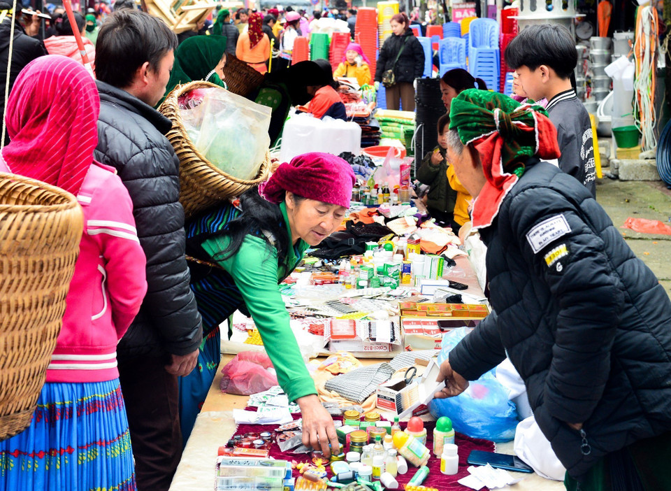 Los pobladores realizan sus compras en la feria. (Foto: VNA)