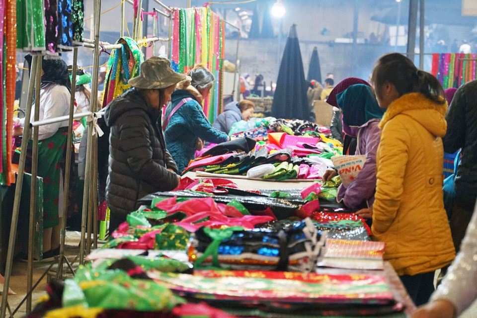Los puestos de venta de ropas y trajes étnicos acaparan a muchas personas. (Foto: VNA)