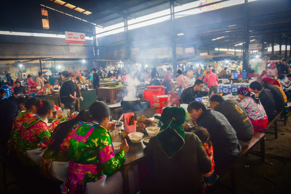 Área gastronómica en el Mercado de Meo Vac, en la provincia montañosa norteña de Ha Giang. (Foto: VNA)