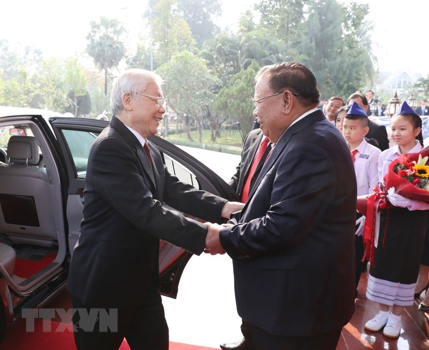 El secretario general del Partido Popular Revolucionario y presidente de Laos, Bounnhang Vorachith, recibió al secretario general del Partido Comunista y presidente de Vietnam, Nguyen Phu Trong, quien realiza una visita oficial de dos días a Vientiane (Fuente: VNA)