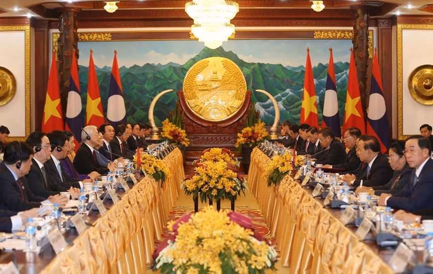El secretario general del Partido Comunista y presidente de Vietnam, Nguyen Phu Trong, en las conversaciones con el secretario general del Partido Popular Revolucionario y presidente de Laos, Bounnhang Vorachith (Fuente: VNA)