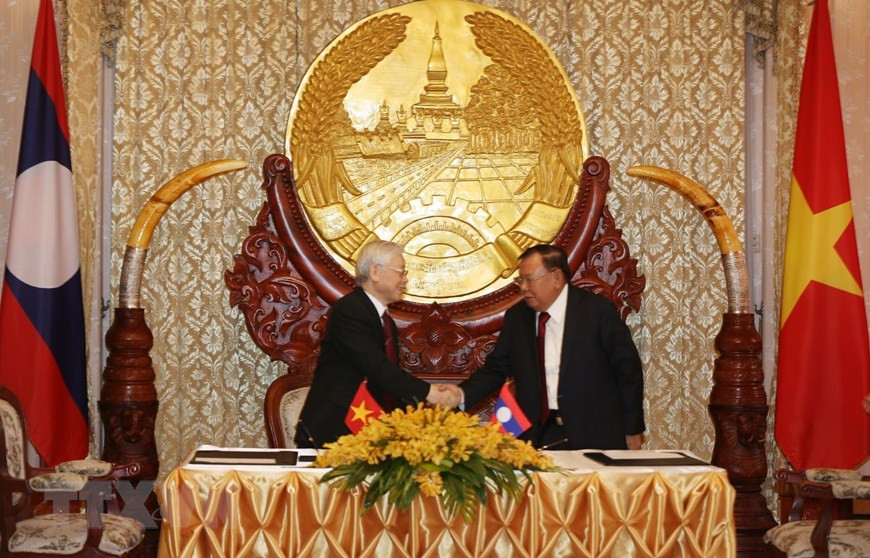 El secretario general del Partido Comunista y presidente de Vietnam, Nguyen Phu Trong, y el secretario general del Partido Popular Revolucionario y presidente de Laos, Bounnhang Vorachith después de la firma de los documentos de cooperación. (Fuente: VNA) 