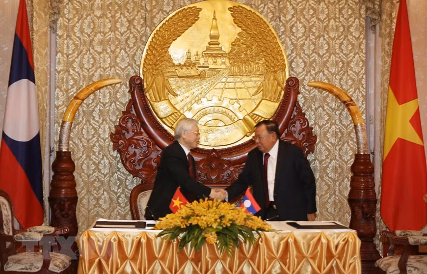 El secretario general del Partido Comunista y presidente de Vietnam, Nguyen Phu Trong, y el secretario general del Partido Popular Revolucionario y presidente de Laos, Bounnhang Vorachith después de la firma de los documentos de cooperación. (Fuente: VNA) 