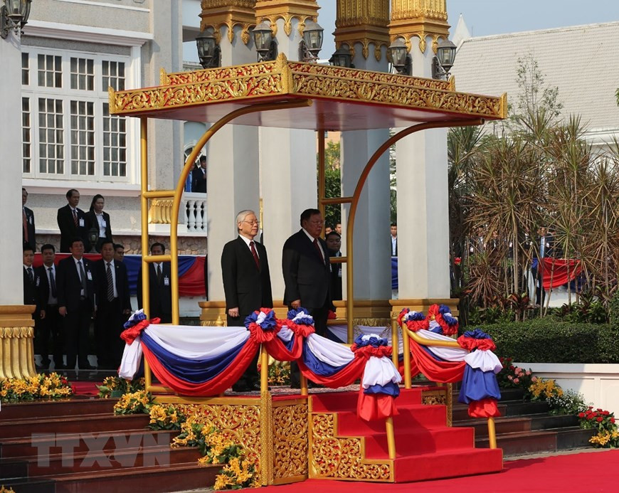 Ceremonia de bienvenida al secretario general del Partido Comunista y presidente de Vietnam, Nguyen Phu Trong en el Palacio Presidencial en Vientiane, en presencia de Bounnhang Vorachith (Fuente: VNA)