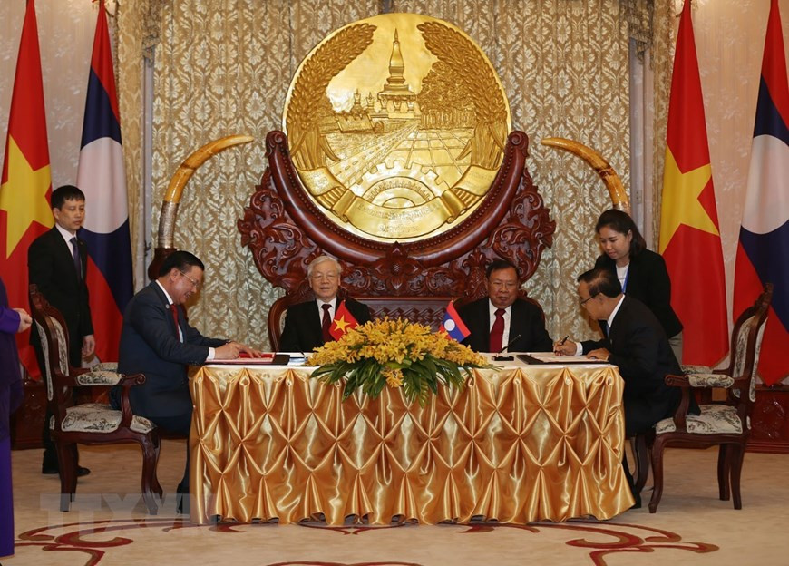 El secretario general del Partido Comunista y presidente de Vietnam, Nguyen Phu Trong, y el secretario general del Partido Popular Revolucionario y presidente de Laos, Bounnhang Vorachith, asistieron a la firma del acuerdo de cooperación bilateral en finanzas (Fuente: VNA)