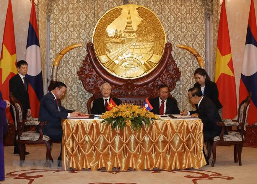 El secretario general del Partido Comunista y presidente de Vietnam, Nguyen Phu Trong, y el secretario general del Partido Popular Revolucionario y presidente de Laos, Bounnhang Vorachith, asistieron a la firma del acuerdo de cooperación bilateral en finanzas (Fuente: VNA)