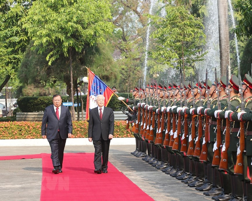 Ceremonia de bienvenida al secretario general del Partido Comunista y presidente de Vietnam, Nguyen Phu Trong en el Palacio Presidencial en Vientiane, en presencia de Bounnhang Vorachith (Fuente: VNA)