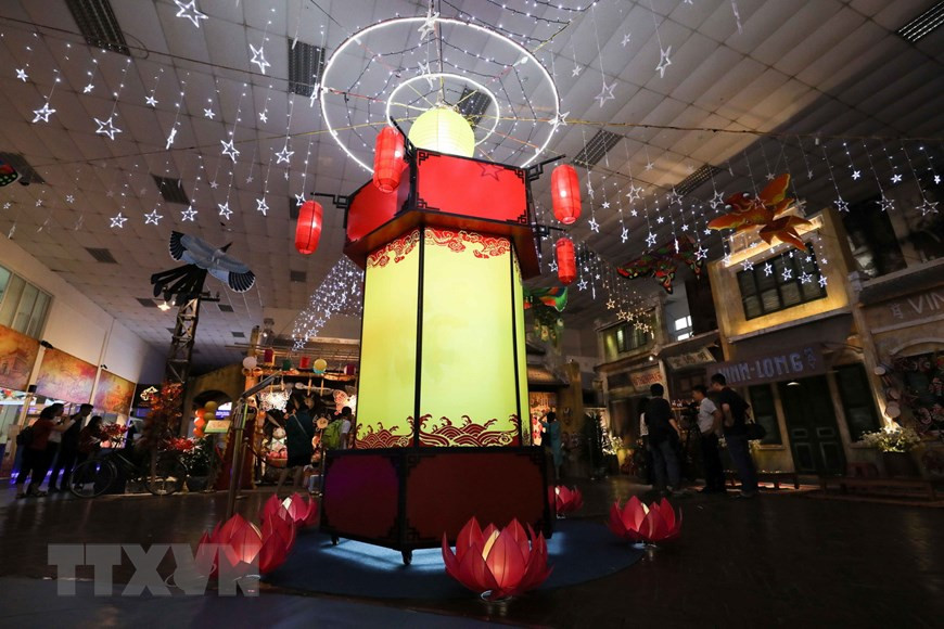  Se exhibe en la ocasión una linterna hexagonal enorme (Fuente: VNA)