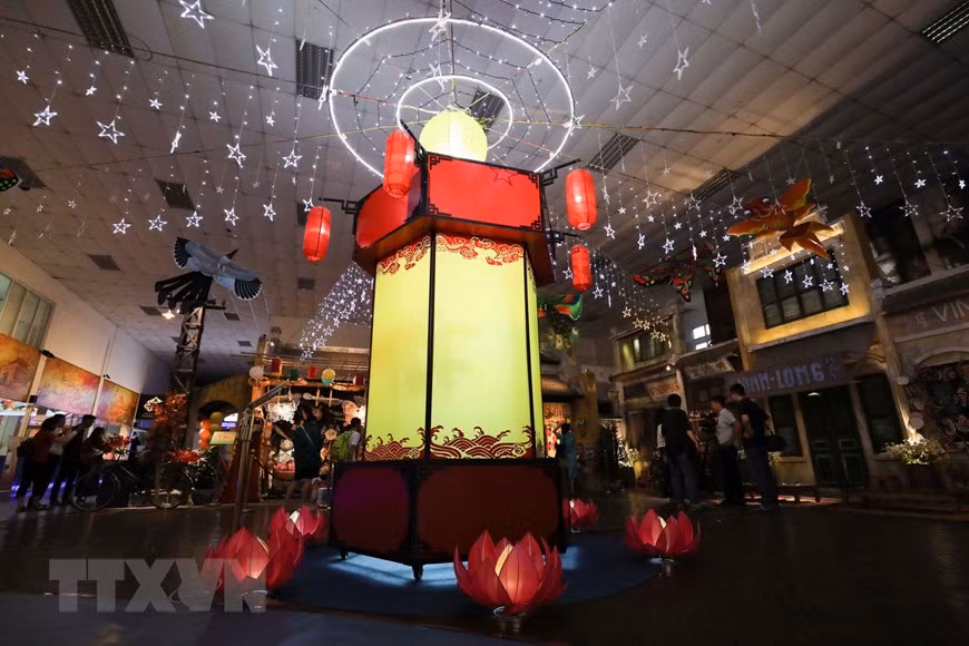  Se exhibe en la ocasión una linterna hexagonal enorme (Fuente: VNA)