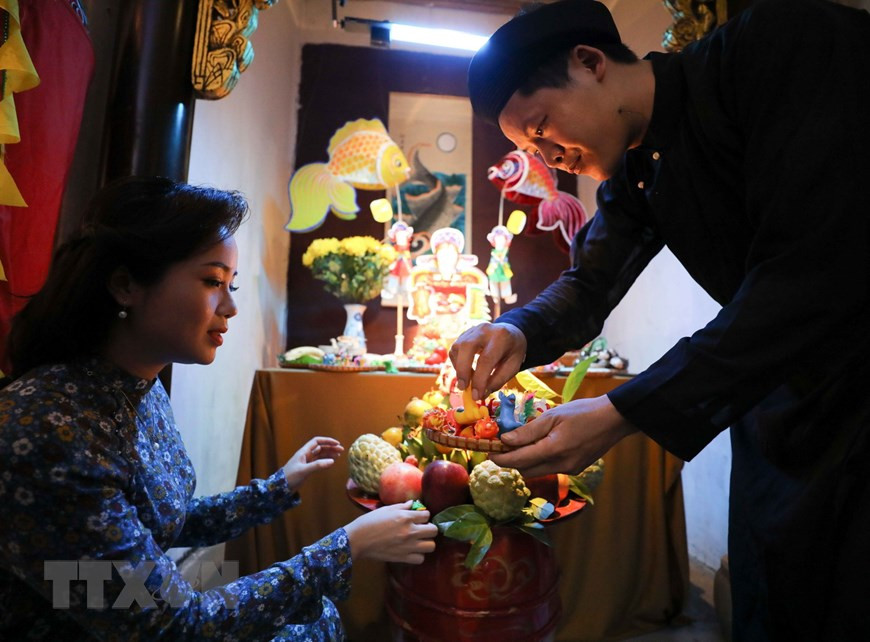 Se adorna la bandeja de frutas que se elabora en ocasión del Festival de Medio Otoño (Fuente: VNA)