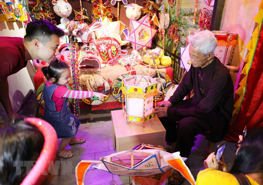 Los niños contemplan y participan también en la elaboración de linternas (Fuente: VNA)