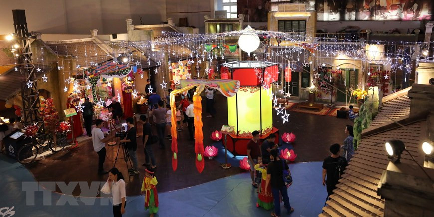 El espacio donde se celebra el programa denominado “Iluminado el Festival del Medio Otoño” (Fuente: VNA)