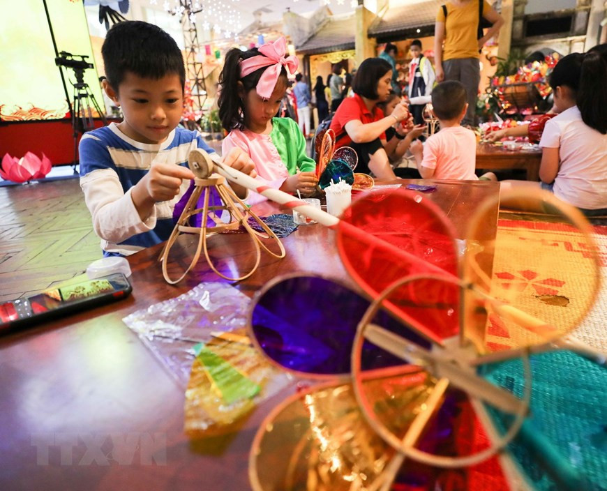  Los niños experimentan la elaboración de juguetes tradicionales (Fuente: VNA)