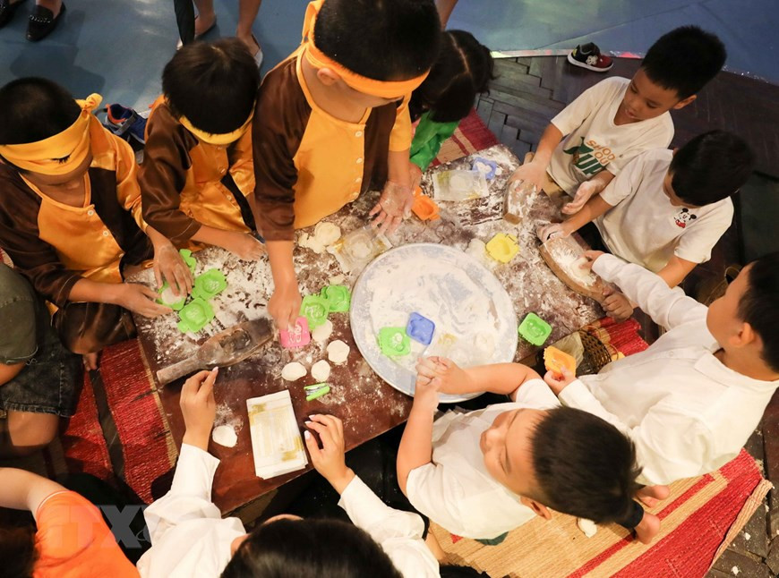 Los niños elaboran pastel de Medio Otoño (Fuente: VNA)