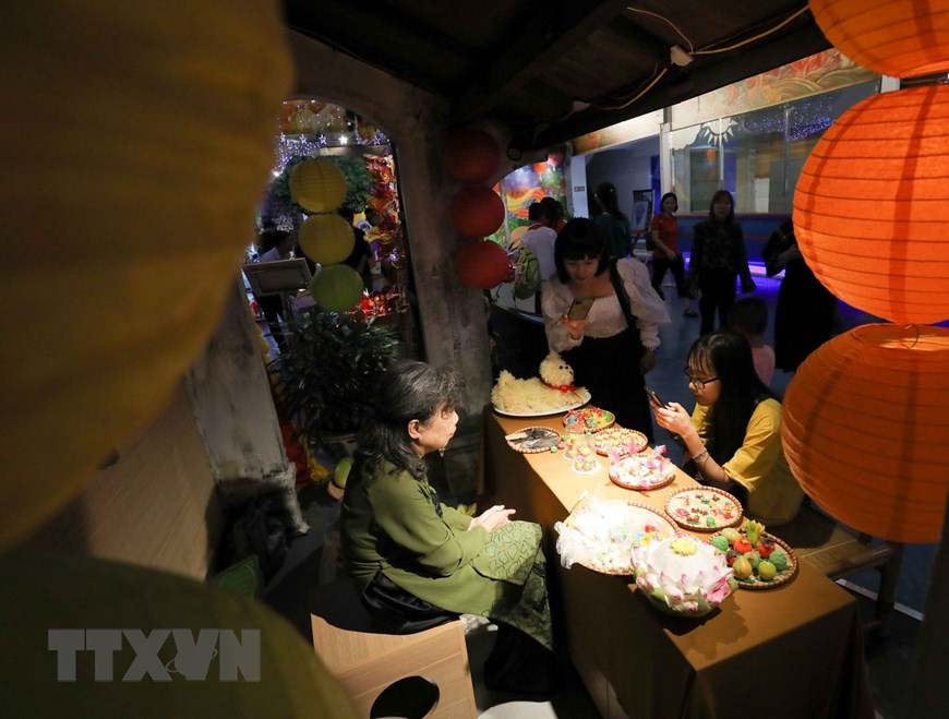 Los participantes experimentan la elaboración de frutas de harina y también la poda de frutas (Fuente: VNA)