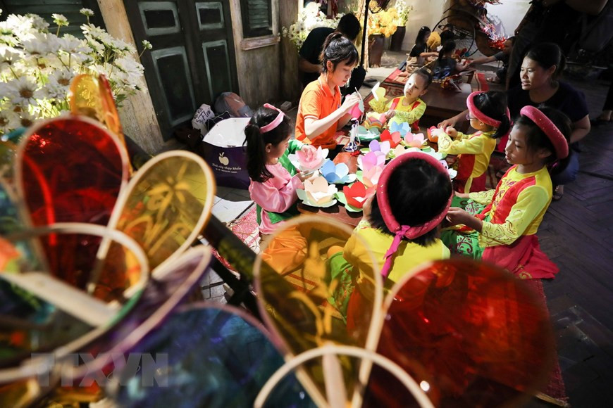 Los niños pueden participar en diferentes actividades, como la elaboración de linternas (Fuente: VNA)