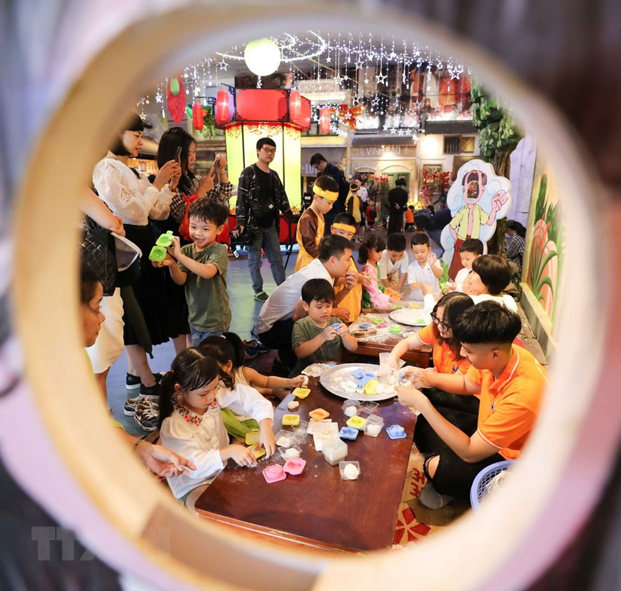 Los pequeños también tienen la oportunidad de aprender cómo se elaboran los pasteles de Medio Otoño (Fuente: VNA)