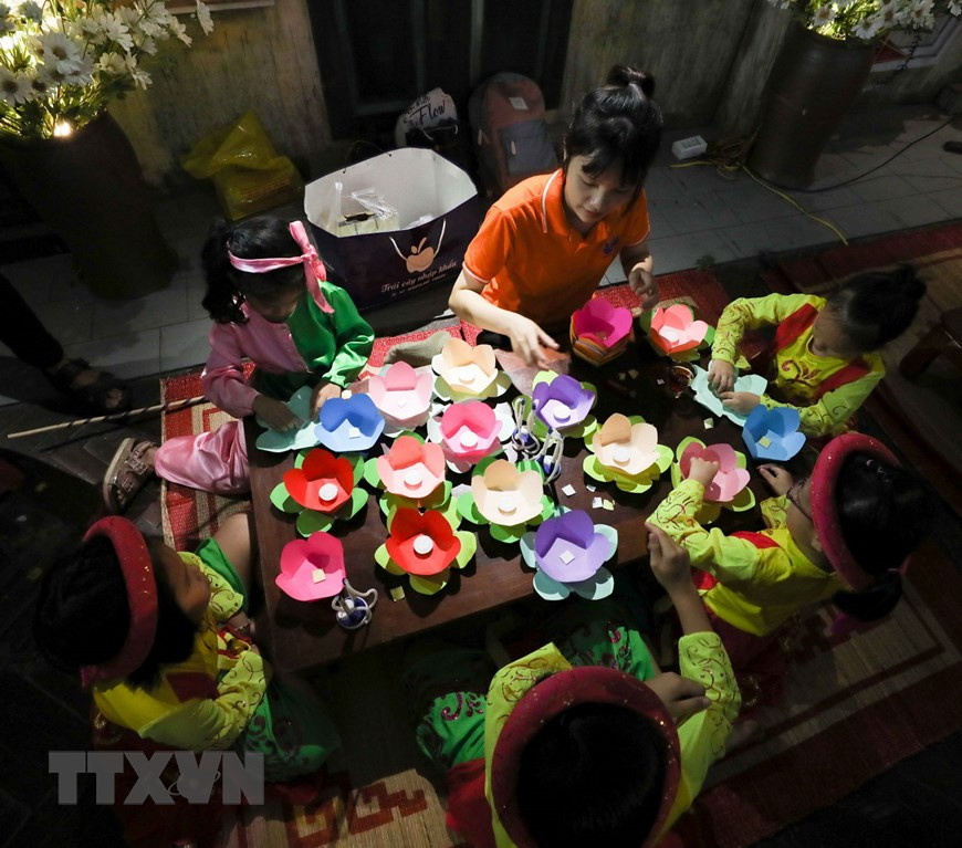  Los niños experimentan la elaboración de juguetes tradicionales (Fuente: VNA)