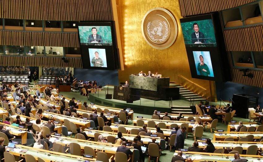 Vietnam participa de forma activa en el proceso de negociación en pos de perfeccionar las leyes internacionales, establecer y ampliar los marcos de cooperación. En la foto: el 25 de septiembre de 2015, en la sede de la ONU en Nueva York, el entonces presidente de Vietnam, Truong Tan Sang, interviene en la sesión inaugural de la Cumbre de la ONU para aprobar la Carta 2030 sobre el Desarrollo Sostenible (Fuente: VNA)