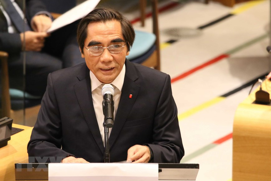 Los esfuerzos y contribuciones de Vietnam al desarrollo de la ONU han sido reconocidos por la comunidad internacional, lo que se refleja, en parte, mediante su elección en diferentes organismos importantes de la ONU, incluido el Consejo Económico y Social (ECOSOC) de los mandatos 1998-2000 y 2016-2018. En la foto: el viceministro de Planificación e Inversión Nguyen Van Trung pronuncia el 17 de julio de 2019 un discurso en las sesiones de alto nivel del ECOSOC acerca del empoderamiento de las mujeres, garantía de la equidad entre los pobladores (Fuente: VNA). 