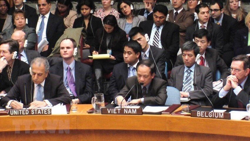 En la esfera de paz y seguridad, Vietnam se empeña en proteger y poner en alto la necesidad de cumplir los principios básicos de la Carta de la ONU y el derecho internacional, en especial los referidos a la equidad soberana, respeto a la independencia, soberanía, integridad territorial, no interferencia en los asuntos internos de los países, solución de las disputas por vías pacíficas y no uso de armas o amenazas con el uso de armas. En la foto: el 18 de febrero de 2008, en un debate del Consejo de Seguridad sobre Kosovo, el embajador Le Luong Minh, entonces jefe de la misión permanente de Vietnam ante la ONU patentiza el respaldo de su país a la solución de los asuntos en Kosovo según el Decreto 1244 del 19 de junio de 1999 del Consejo de Seguridad (CSNU) y tal postura recibe el respaldo de las partes concernientes (Fuente: VNA)