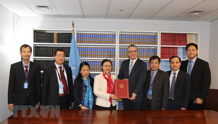 El 17 de mayo de 2018, en Nueva York, la embajadora Nguyen Phuong Nga, entonces jefa de la misión permanente de Vietnam ante la ONU, entrega la carta de aprobación del Tratado de prohibición de las Armas Nucleares a representantes de la Secretaría General de la ONU (Fuente: VNA)