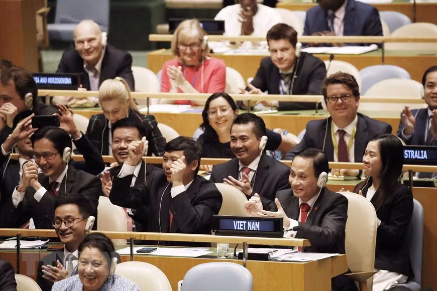 En la noche del 7 de junio de 2019 (según el horario de Vietnam), el presidente de la Asamblea General de la ONU anunció el reconocimiento de Vietnam como miembro no permanente del CSNU para el mandato 2020-2021. Según el resultado de la votación, 192 de los 193 países y territorios miembros de la ONU votaron a favor de la candidatura de Vietnam como miembro no permanente de ese organismo (Fuente: VNA)