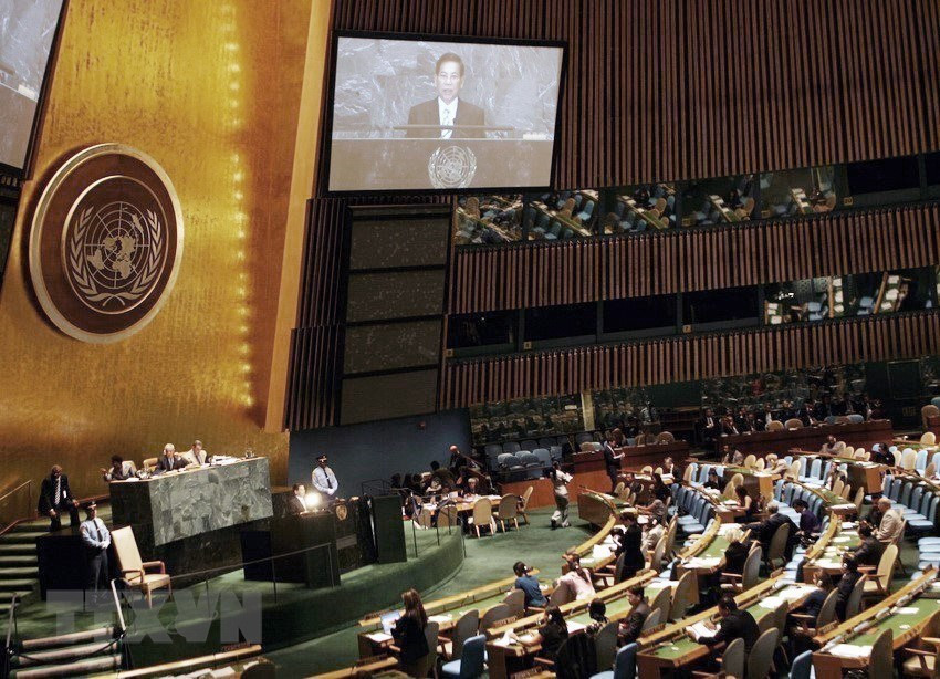 Vietnam ha contribuido de forma proactiva y activa a los esfuerzos por el desarme y la no proliferación de las armas nucleares y de destrucción masiva. En la foto: el 25 de septiembre de 2009, en la sede de la ONU en Nueva York, el entonces presidente de Vietnam Nguyen Minh Triet interviene en el 64 período de sesiones de la Asamblea General de la ONU sobre ese tema (Fuente: VNA)