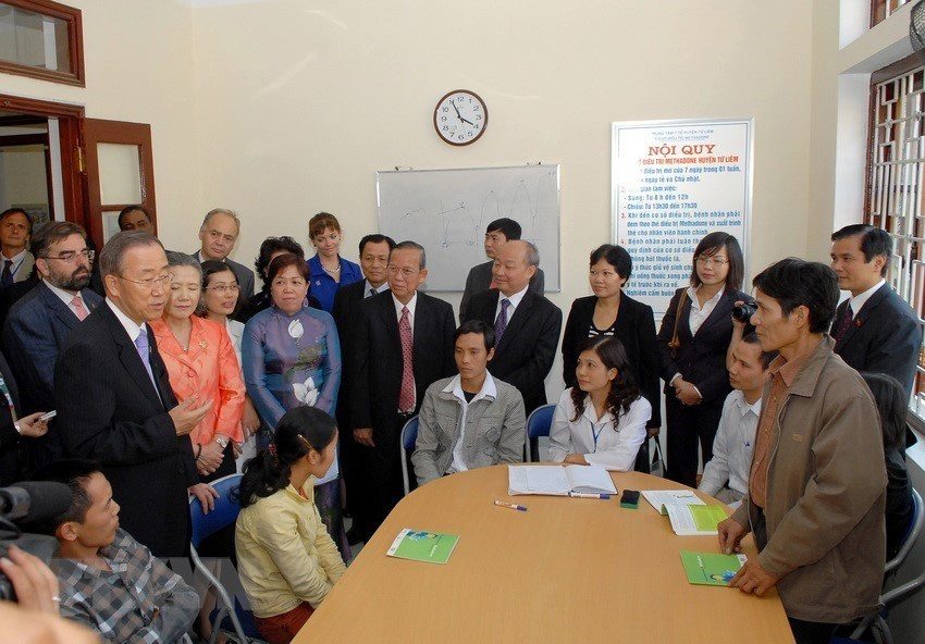 El 29 de septiembre de 2010, el entonces secretario general de la ONU Ban Ki-moon visita el Centro de Salud del distrito de Tu Liem, Hanoi, para conocer el despliegue de la protección y cuidados a los pacientes del VIH/SIDA y la prevención de ese mal (Fuente: VNA)