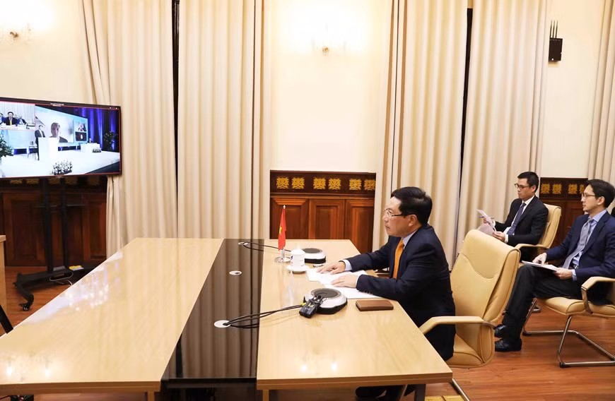 El 8 de mayo de 2020, el viceprimer ministro y también canciller de Vietnam, Pham Binh Minh, interviene en las sesiones de alto nivel del CSNU, efectuadas en forma virtual bajo el tema: 75 años después de la Segunda Guerra Mundial en Europa - lecciones para prevenir la tragedia en el futuro y responsabilidades del CSNU (Fuente: VNA) 