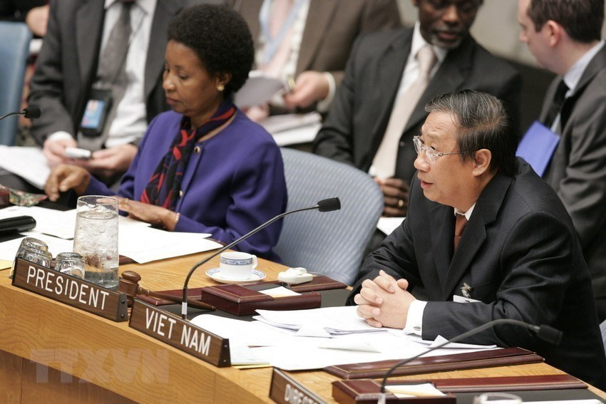 El 5 de octubre de 2009, en la sede de la ONU en Nueva York, el entonces vicepremier y también canciller de Vietnam Pham Gia Khiem preside una sesión del CSNU en el mes que Vietnam ejerció su presidencia, para abordar la respuesta a la demanda de las féminas y niñas en el período posconflicto y el impulso de la participación de las mujeres en el proceso de paz y seguridad (Fuente: VNA)