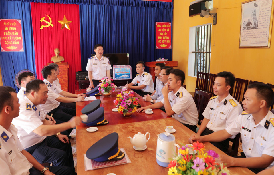 El mayor general Bui Quoc Oai sostiene un encuentro de trabajo con oficiales y soldados de la Estación de Radar 27 ( Fuente: VNA)