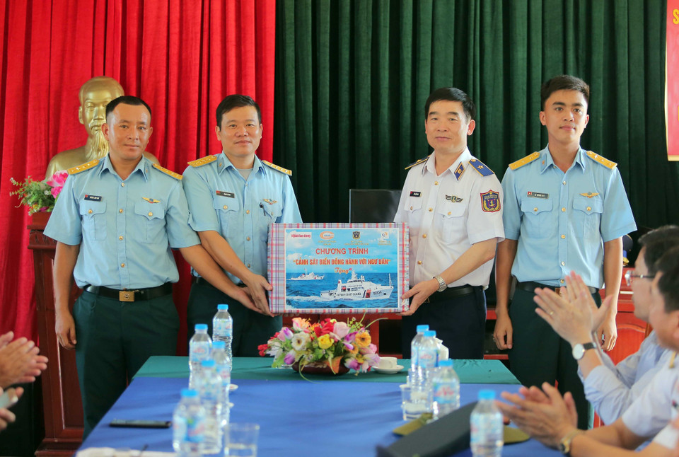 El mayor general Bui Quoc Oai entrega obsequios a oficiales de la Estación de Radar 27 (Fuente: VNA)