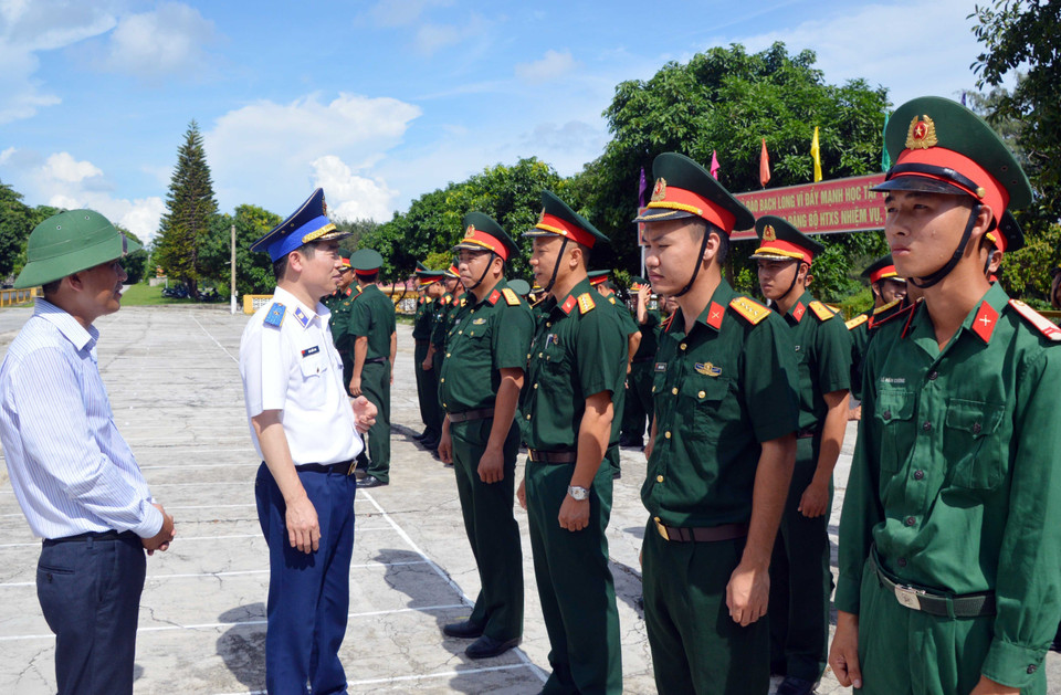  El mayor general Bui Quoc Oai alienta a los oficiales y soldados del batallón de defensa de la isla (Fuente: VNA)