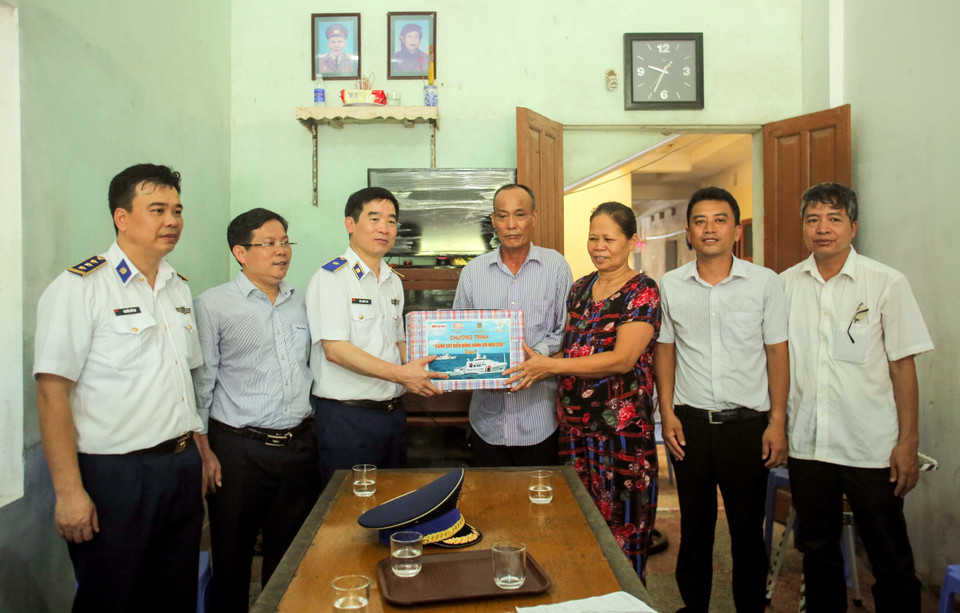 El mayor general Bui Quoc Oai realiza visita y entrega obsequio a la familia del mártir del distrito insular de Bach Long Vi (Fuente: VNA)