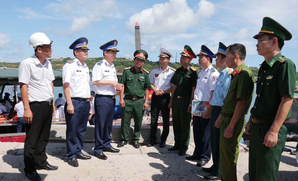 El mayor general Bui Quoc Oai conversa con representantes de las fuerzas armadas estacionados en la isla de Bach Long Vi (Fuente: VNA)