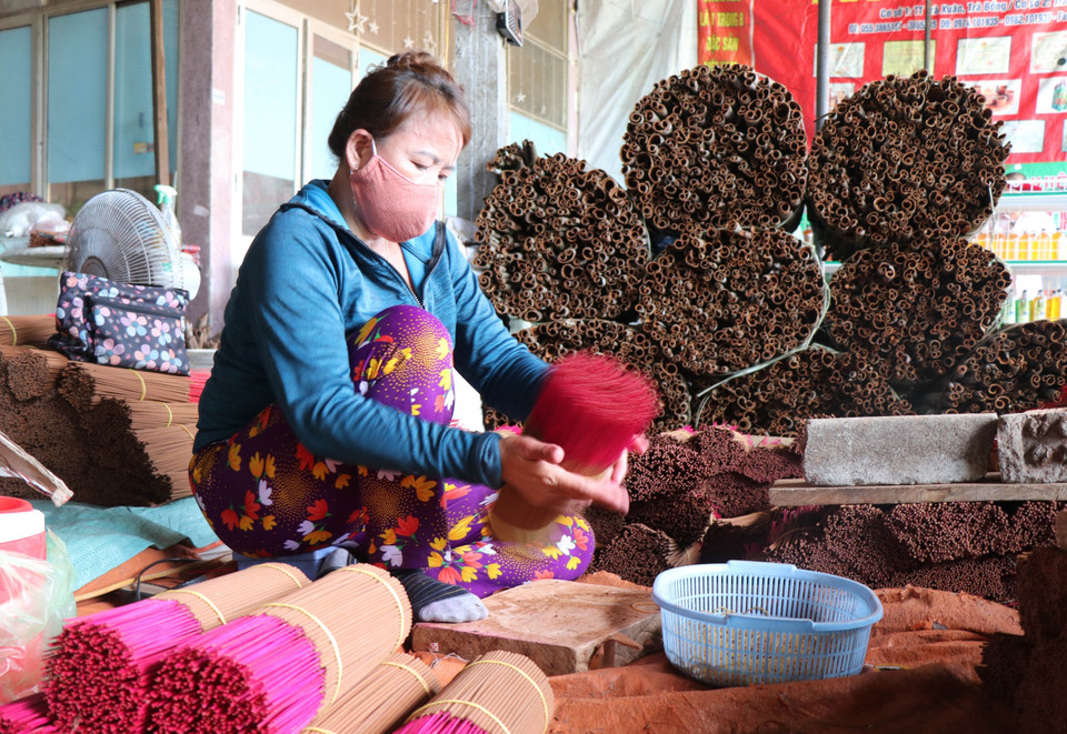 Producción de incienso de canela en la empresa Tra Bong. (Foto: VNA)