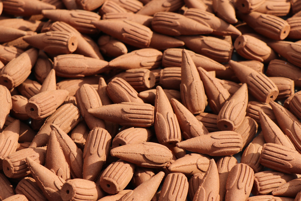 Incienso de cogollos de canela, uno de los productos elaborados a base de este árbol. (Foto: VNA)