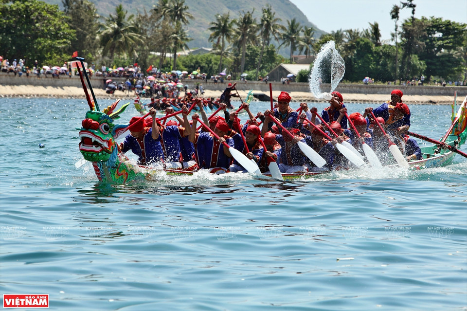 La persona encargada de arrojar el agua en el bote fénix (Phung) de la aldea de Tay, comuna de An Vinh, trabaja muy duro en la carrera (Foto: VNA)