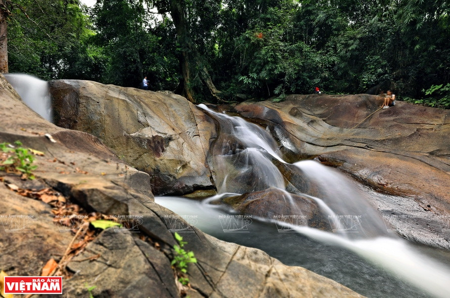 La cascada de rocas de granito (también conocida como la cascada Truot), ubicada en el Parque Nacional Ta Dung, tiene un llamativo paisaje (Foto: VNA)