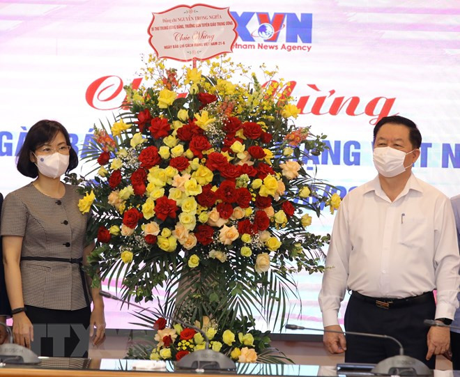 El secretario del Comité Central del Partido y jefe de su Comisión de Propaganda y Educación, Nguyen Trong Nghia, regala flores para felicitar a los funcionarios, reporteros, editores y trabajadores de la VNA por el aniversario 96 del Día Nacional de la Prensa Revolucionaria (Foto: VNA)