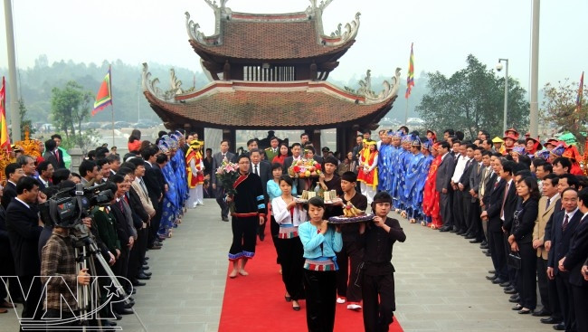Acto de homenaje a Lac Long Quan en el templo homónimo en la Reliquia Histórica del Templo de los Reyes Hung, en la provincia norteña de Phu Tho (Foto: VNA) 