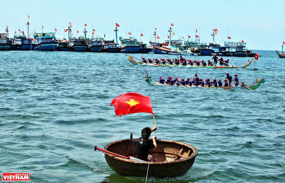 En el festival de carreras de botes, todos los barcos pesqueros de Ly Son se reúnen frente al área de competencia para animar a los equipos de regatas (Foto: VNA)