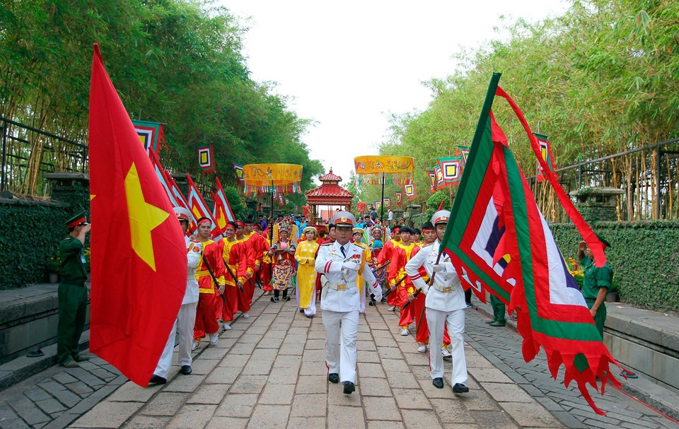 El rito de procesión de palanquín en la fiesta dedicada a los Reyes Hung en 2015 en el Parque histórico y cultural nacional de Ciudad Ho Chi Minh (Foto: VNA)