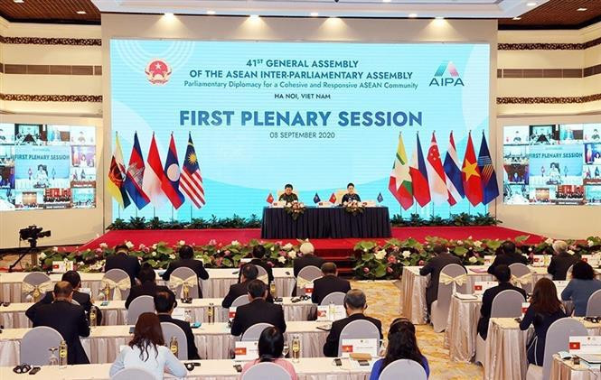 La presidenta de la Asamblea Nacional de Vietnam, Nguyen Thi Kim Ngan, y la vicepresidenta del órgano legislativo, Tong Thi Phong, presiden la primera sesión plenaria de la 41 Asamblea General de la Asamblea Interparlamentaria de la Asociación de Naciones del Sudeste Asiático (AIPA-41). (Foto: VNA)