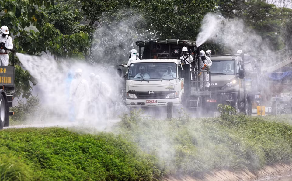 El Comando de Química realiza la desinfección de la dependencia 2 del Hospital Nacional de Enfermedades Tropicales en el distrito de Dong Anh (Foto: VNA)
