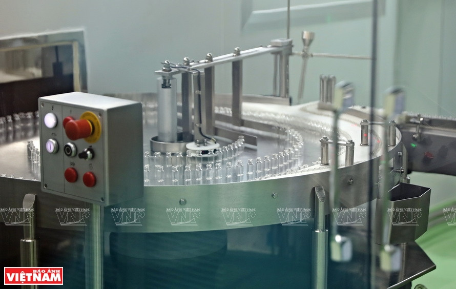 Los viales de vidrio se secan, lavan y colocan en una línea de producción giratoria para eliminar todas las impurezas (Fuente: VNA)