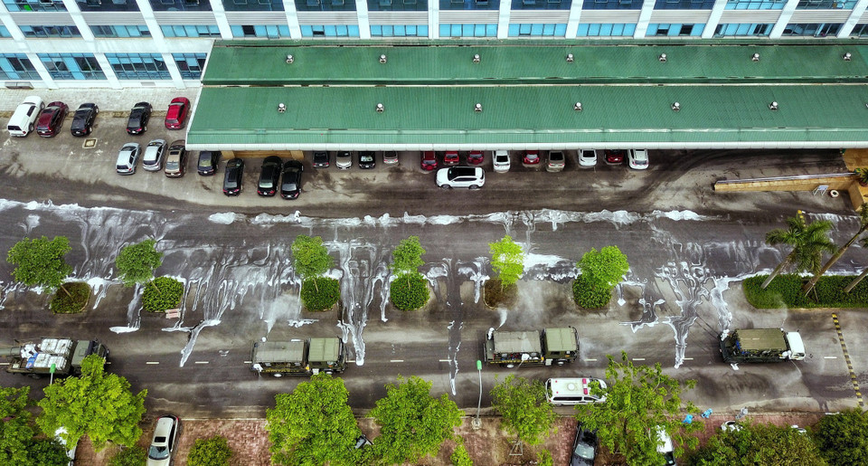 El Comando de Química realiza la desinfección de la dependencia 2 del Hospital Nacional de Enfermedades Tropicales en el distrito de Dong Anh (Foto: VNA)